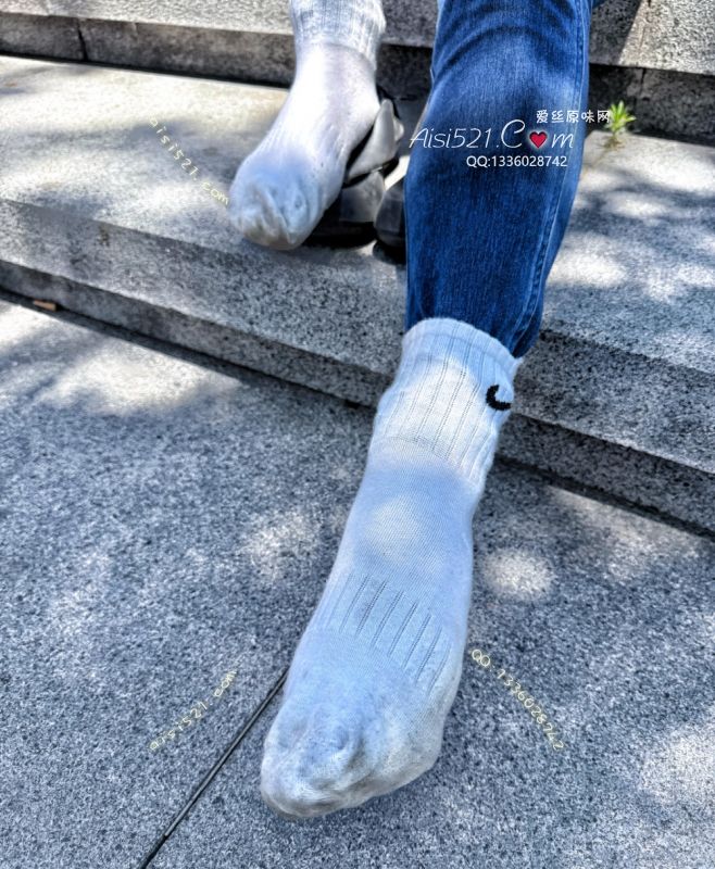 原味丝袜|袜类,臭棉袜,致命臭“湿臭耐克白棉袜”痕迹明显，味道鲜美无比～
